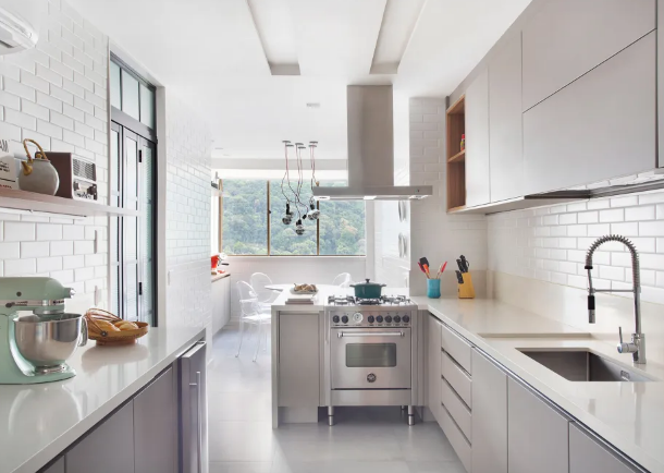 Contraste Sofisticado: Piso Escuro para Cozinha Branca - inspiração