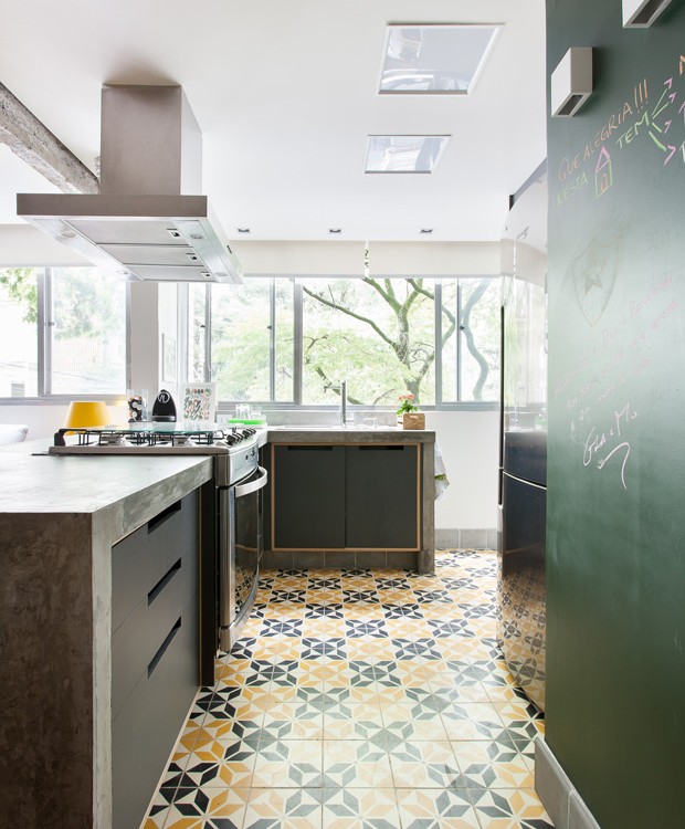 Bancada de Cozinha com Azulejos Vintage: Charme Retrô e Personalidade - ideia