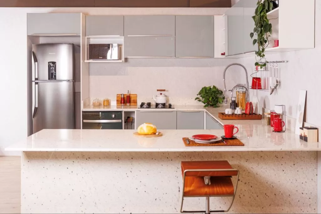Bancada de Cozinha com Detalhes em MDF Colorido: Design Divertido e Personalizado - ideia