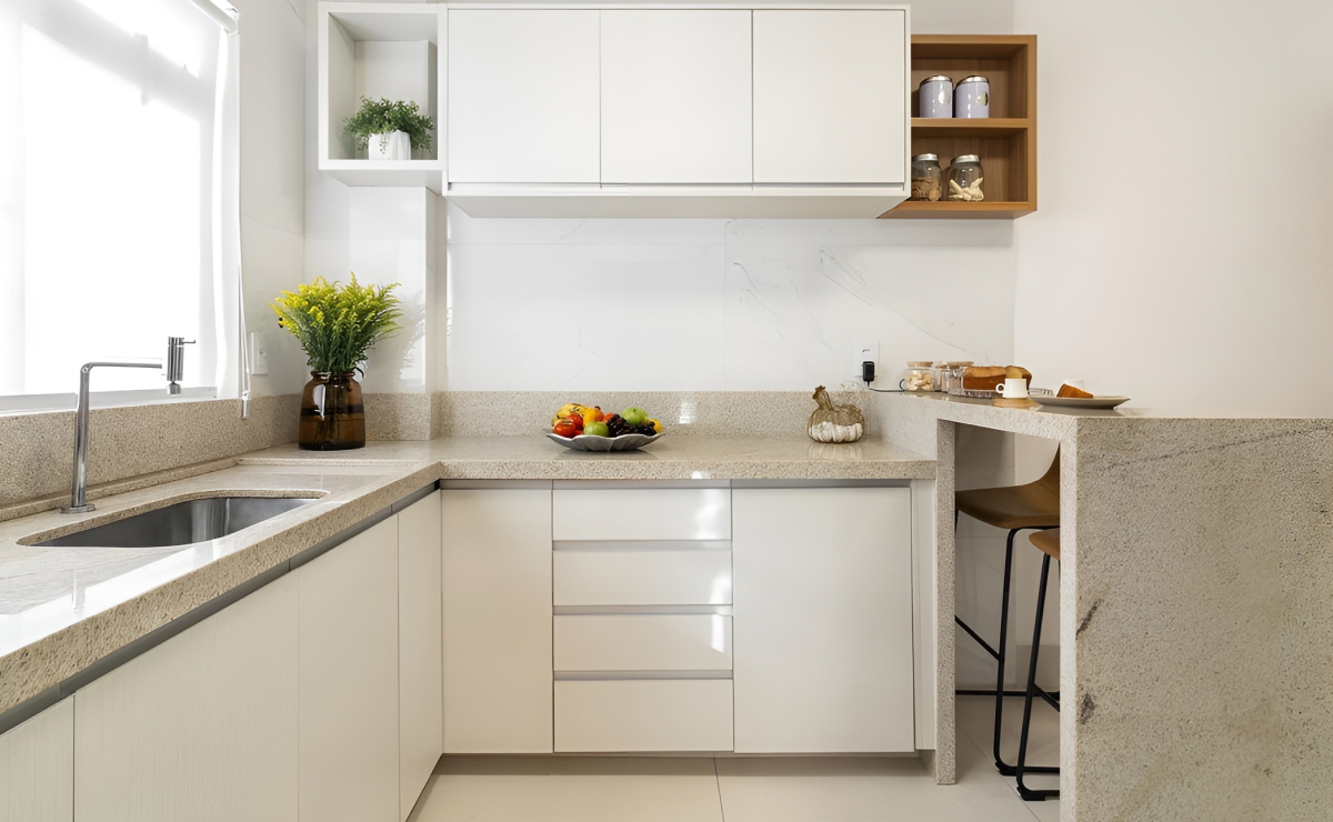 Branco Siena Iluminado: Cozinha Clean e Moderna com Detalhes em Madeira - inspiração