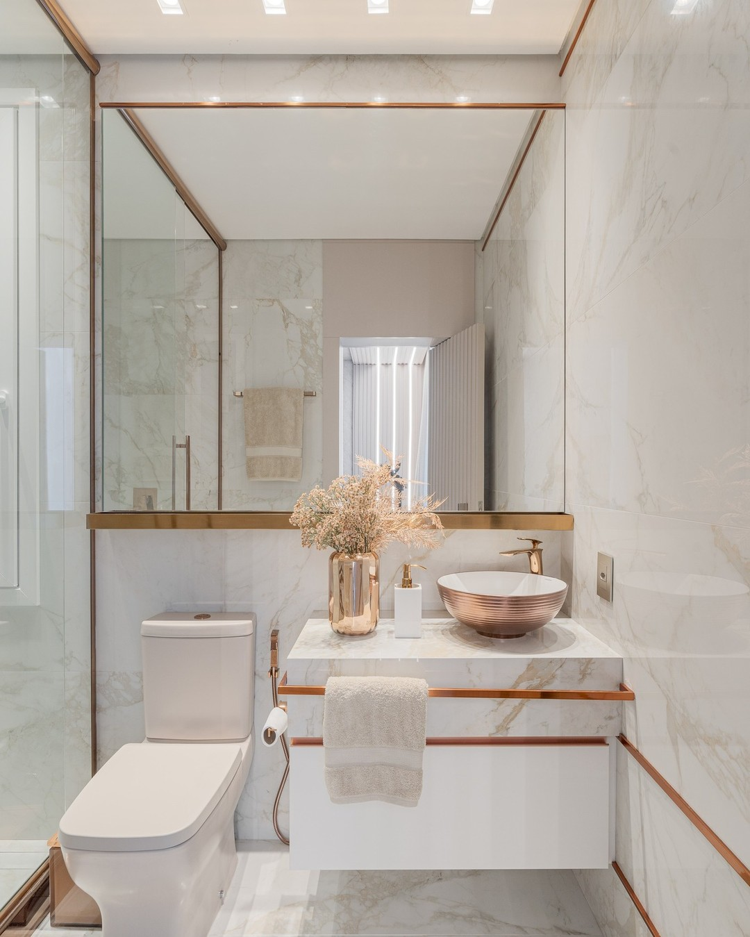 Banheiro Pequeno com Revestimento Marmorizado e Toque Clássico - detalhe