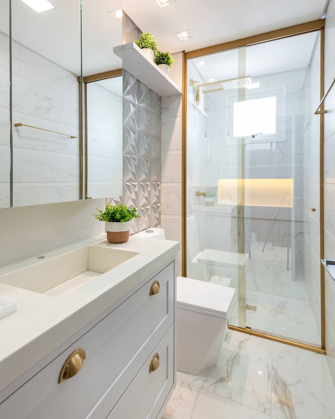 Banheiro Pequeno com Detalhes Dourados: Um Toque de Luxo e Sofisticação - detalhe