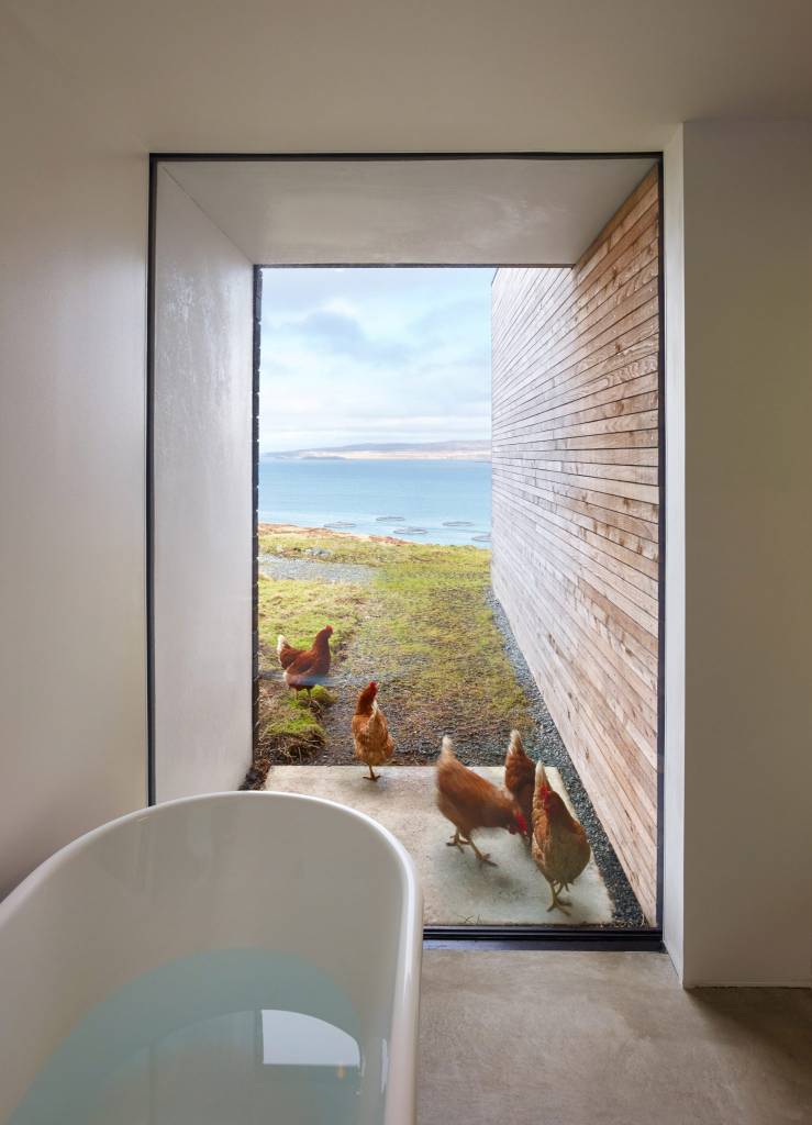 Banheira com Vista Panorâmica: Relaxamento nas Alturas - ideia