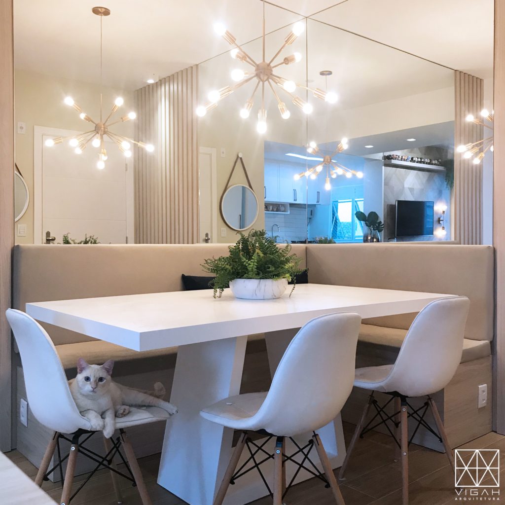 Canto Alemão Aconchegante com Estofado Floral e Almofadas Coloridas - ideia