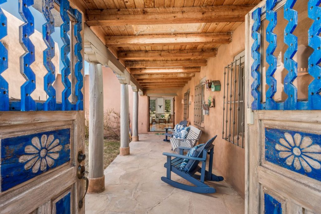 Cozinha de Adobe com Toques de Cor Vibrante - detalhe