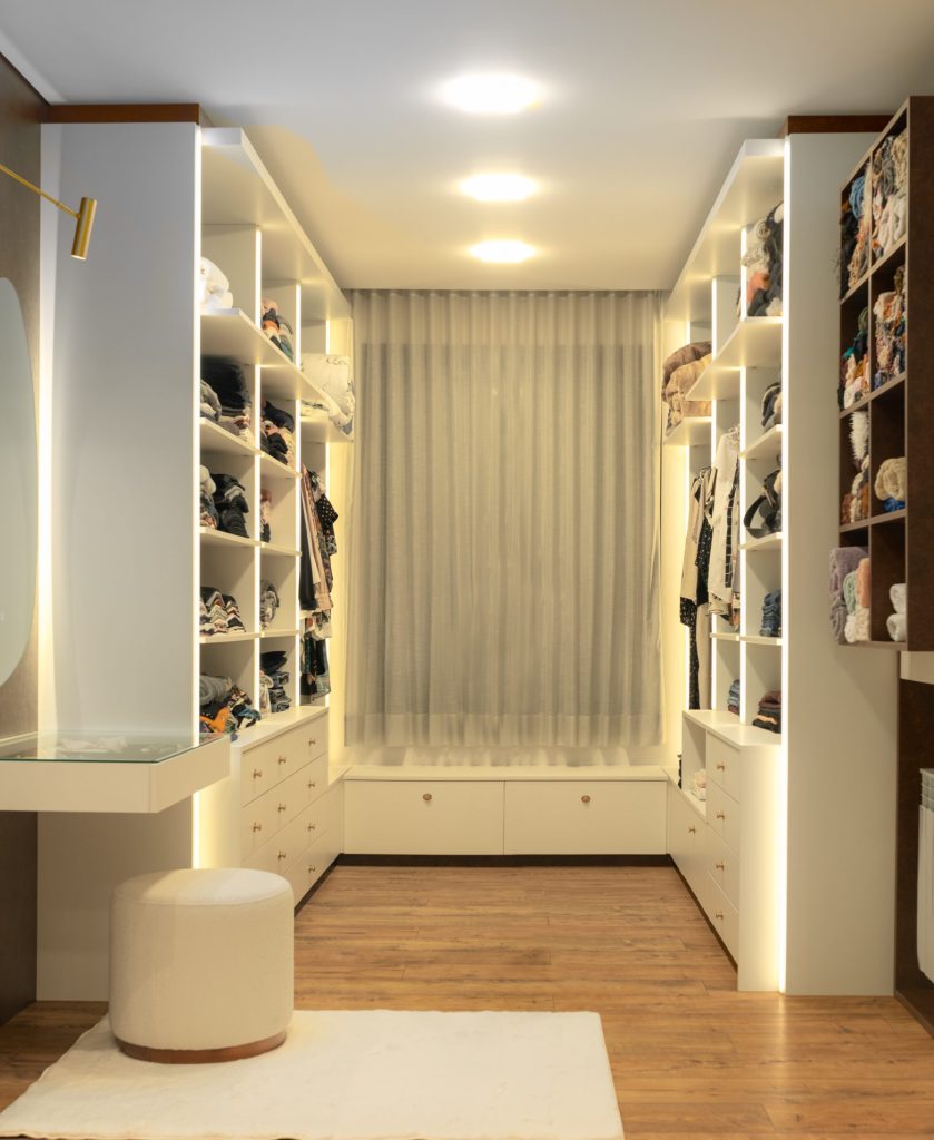 Aproveitando Cada Centímetro: Closet Vertical com Prateleiras Abertas - inspiração