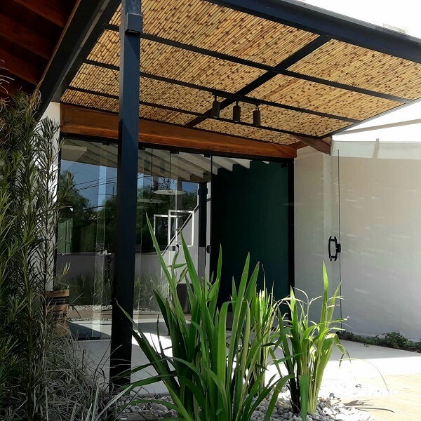 Cobertura de Pergolado com Treliças e Vasos Suspensos - inspiração