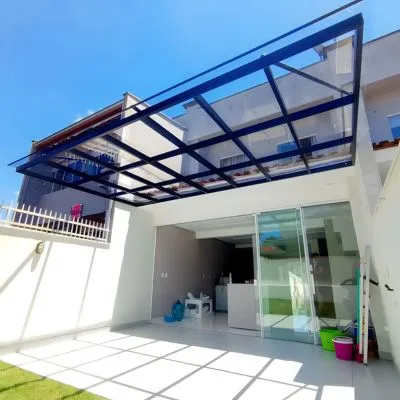 Pergolado Moderno com Policarbonato e Design Minimalista - inspiração