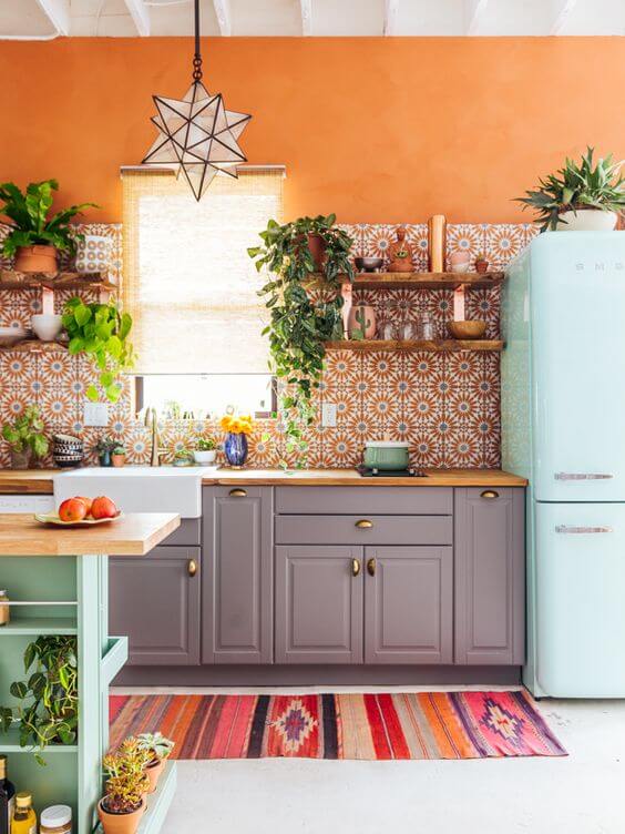 Cozinha Boho Vibrante com Azulejos Coloridos - detalhe