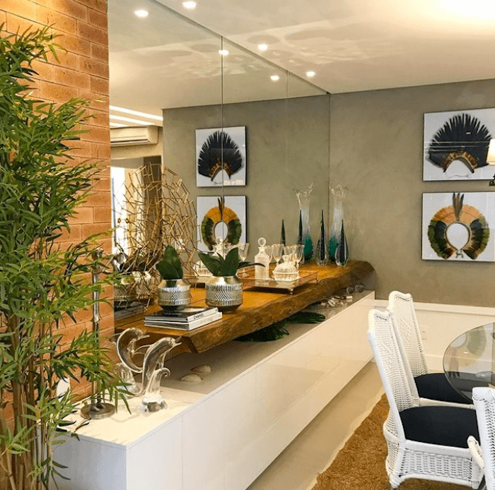 Sala de Estar com Espelho e Plantas - inspiração