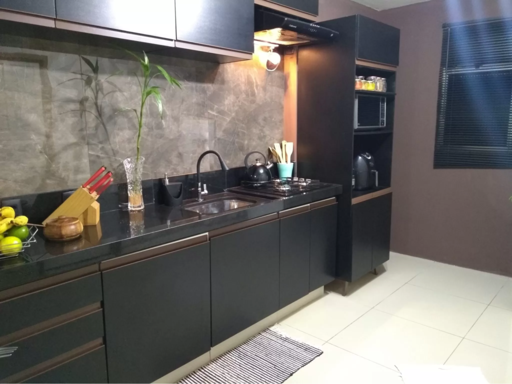 Cozinha Industrial com Preto, Cimento Queimado e Toques de Cor - detalhe