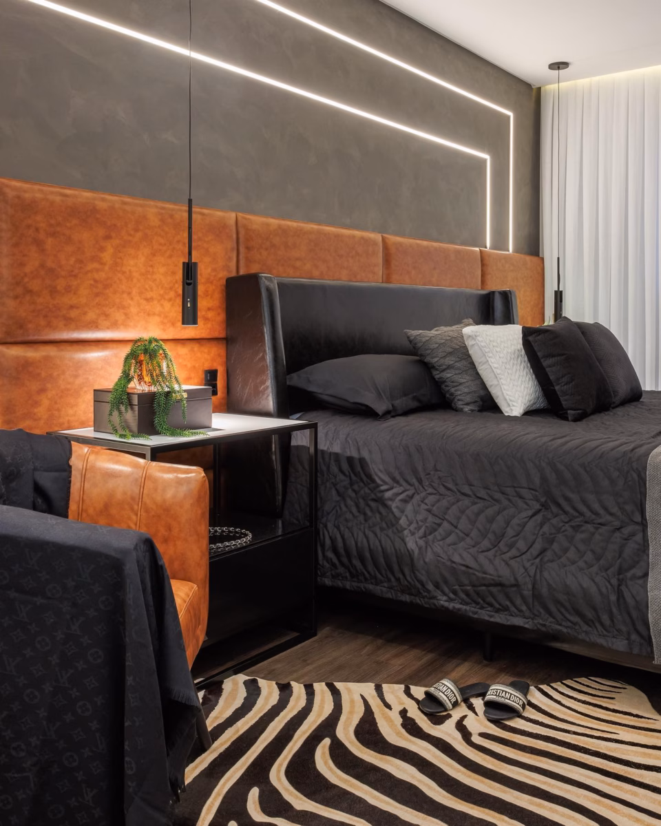 Quarto Masculino Sofisticado com Vinho e Detalhes em Dourado - inspiração