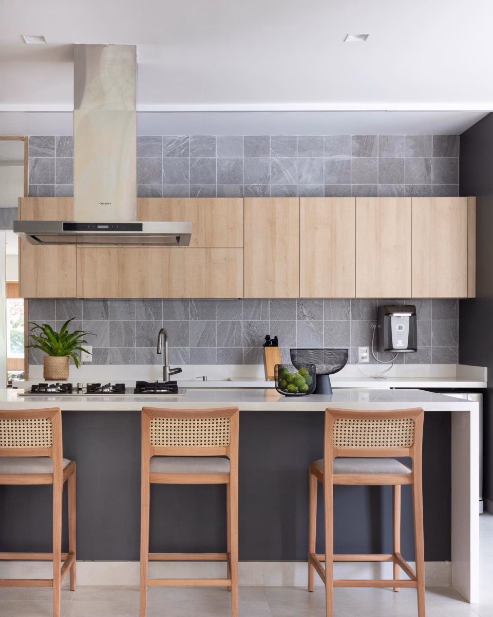 Cozinha Americana Planejada Minimalista com Tons de Cinza e Madeira Clara - ideia