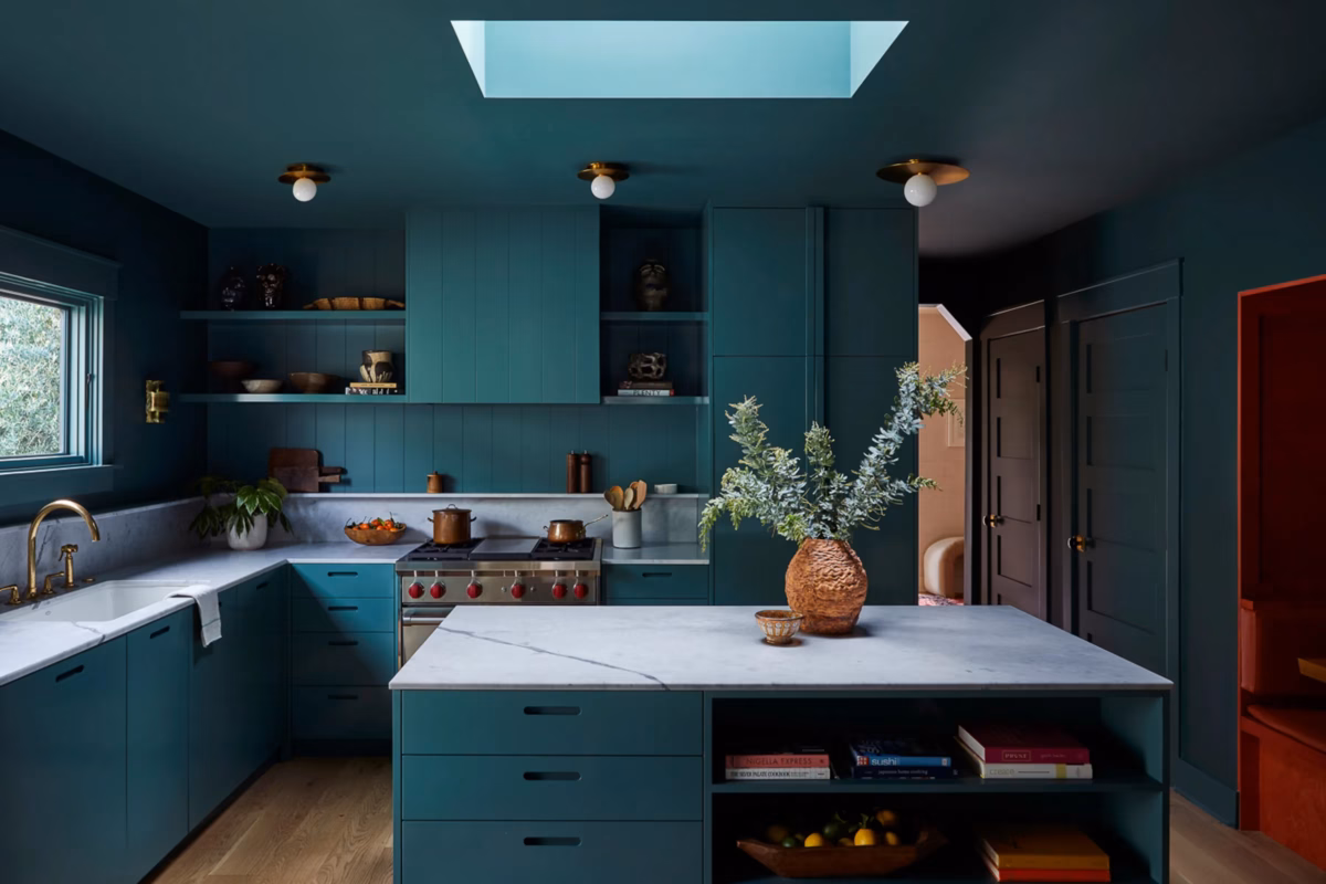 Cozinha Azul e Amadeirado Rústico: Aconchego e Natureza em Harmonia - ideia