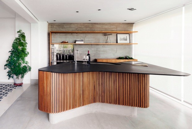 Ilha Multifuncional com Acabamento em Madeira Rústica e Bancadas em Granito - ideia