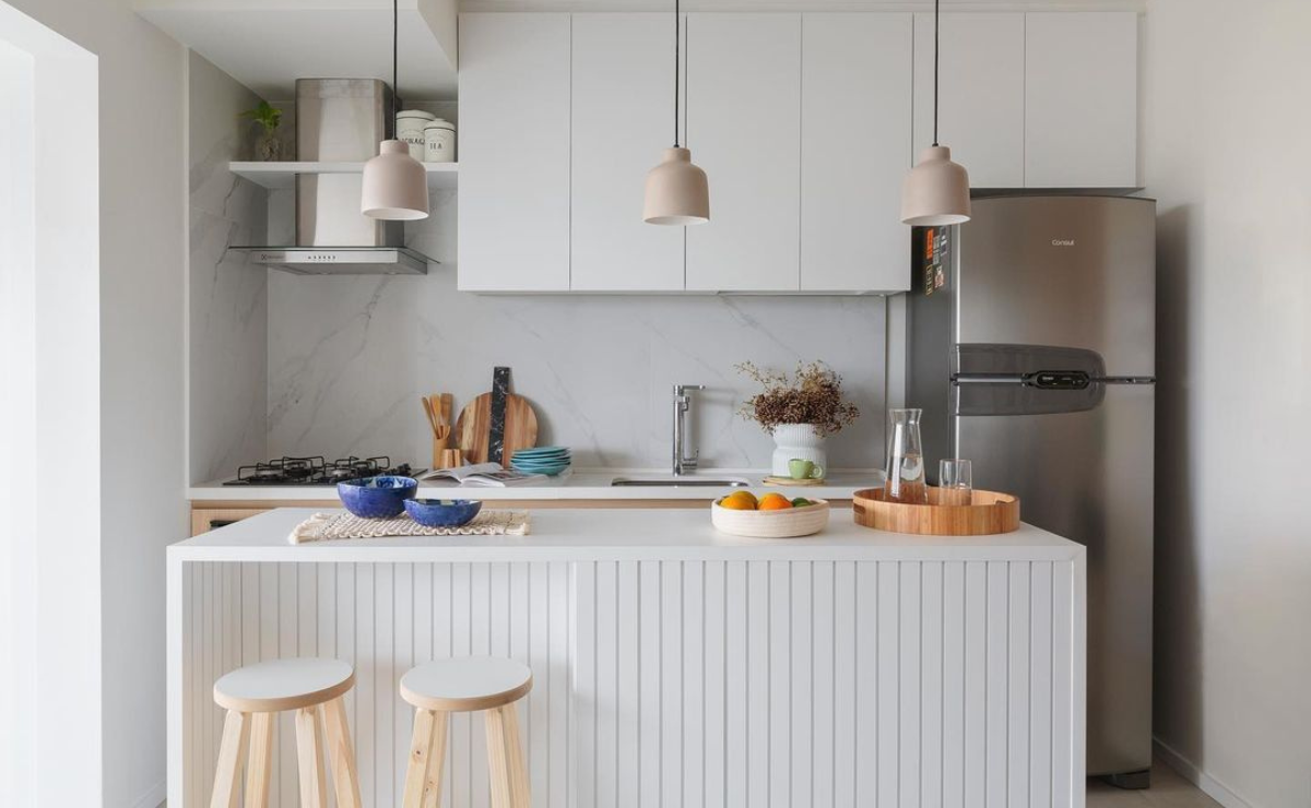 Ilha com Bancada Estendida para Refeições e Armazenamento Oculto Inteligente - detalhe