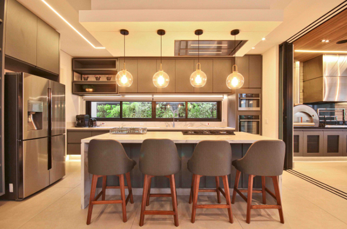 Ilha Central com Bancada Estendida para Refeições Informais: Perfeita para Reunir a Família e os Amigos - inspiração