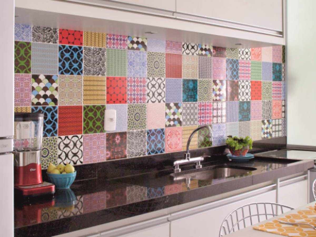 Cozinha Corredor Colorida com Azulejos Patchwork Vibrantes - ideia