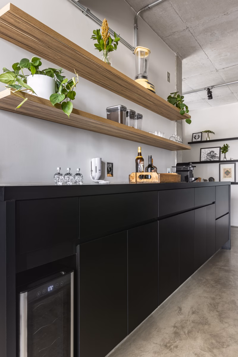 Cozinha Corredor com Toque Industrial e Tubulações à Vista - ideia