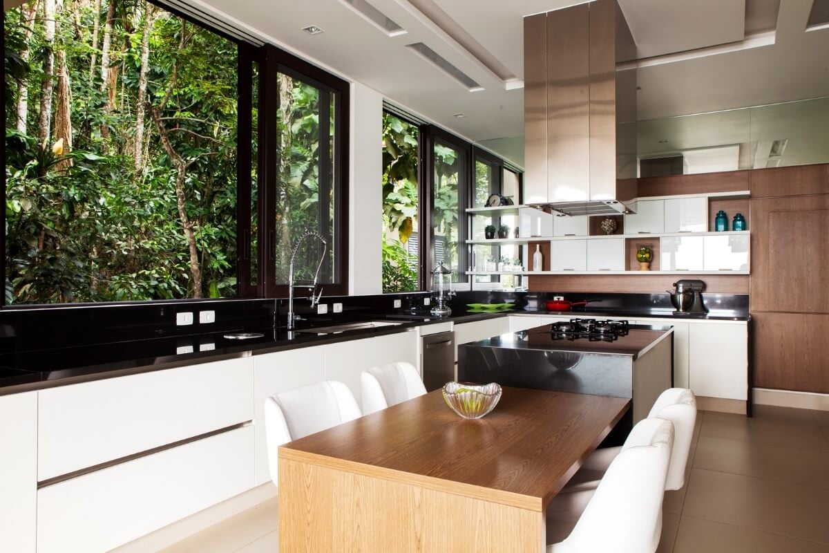 Cozinha em L Compacta com Toques de Cor Vibrante: Alegria e Personalidade - inspiração