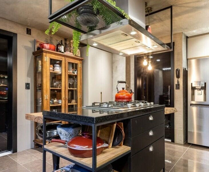 Cozinha Industrial Minimalista: A Essência do 'Menos é Mais' em Aço Inox - inspiração