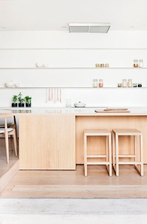 Madeira Clara: Aconchego Natural na Cozinha Minimalista - inspiração