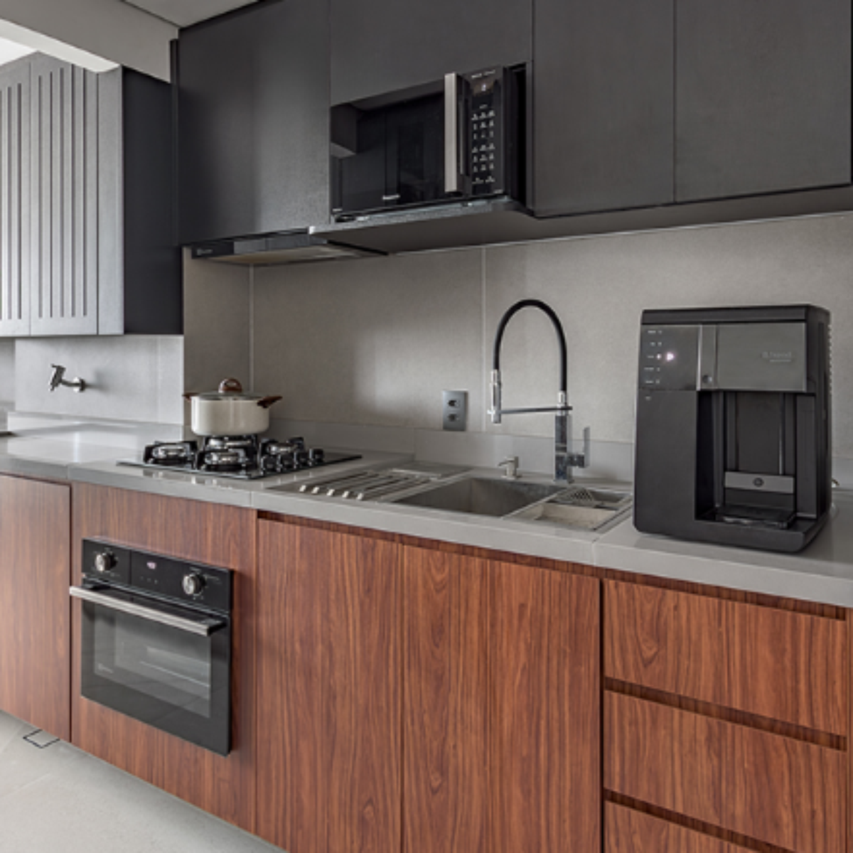 Cozinha Planejada Pequena com Bancada Estendida para Refeições - ideia