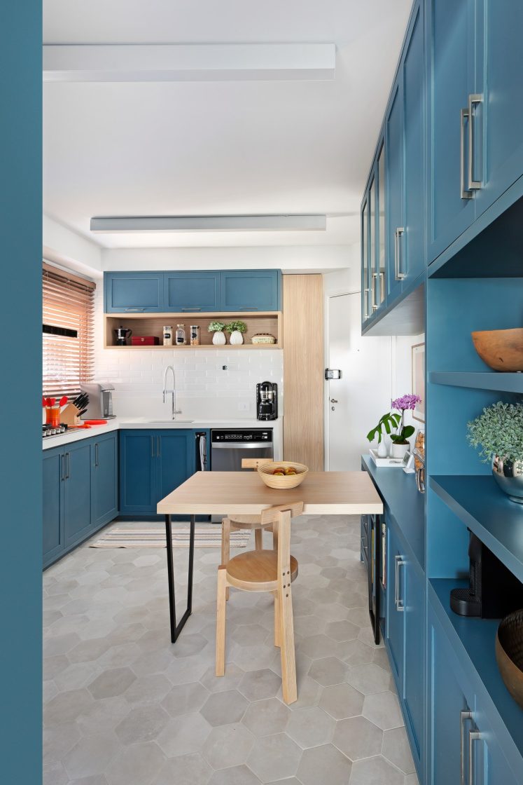 Mini Cozinha Planejada com Cores Vibrantes: Alegria e Personalidade - inspiração