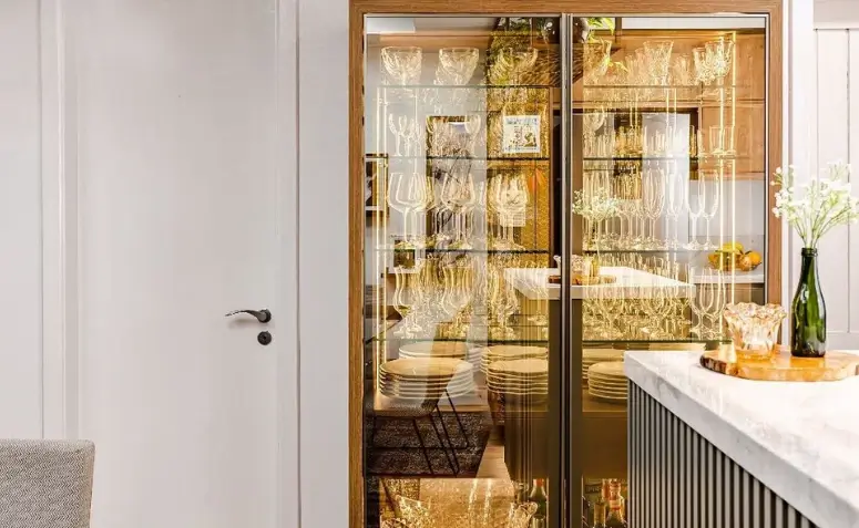 Cristaleira Minimalista em MDF com Revestimento Aveludado - ideia