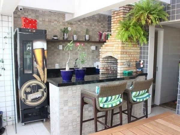 Integração e Elegância: Churrasqueira Gourmet com Balcão de Granito - ideia