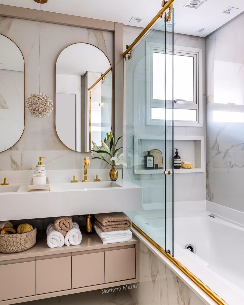 Banheiro Glamouroso com Espelhos e Cristais - ideia