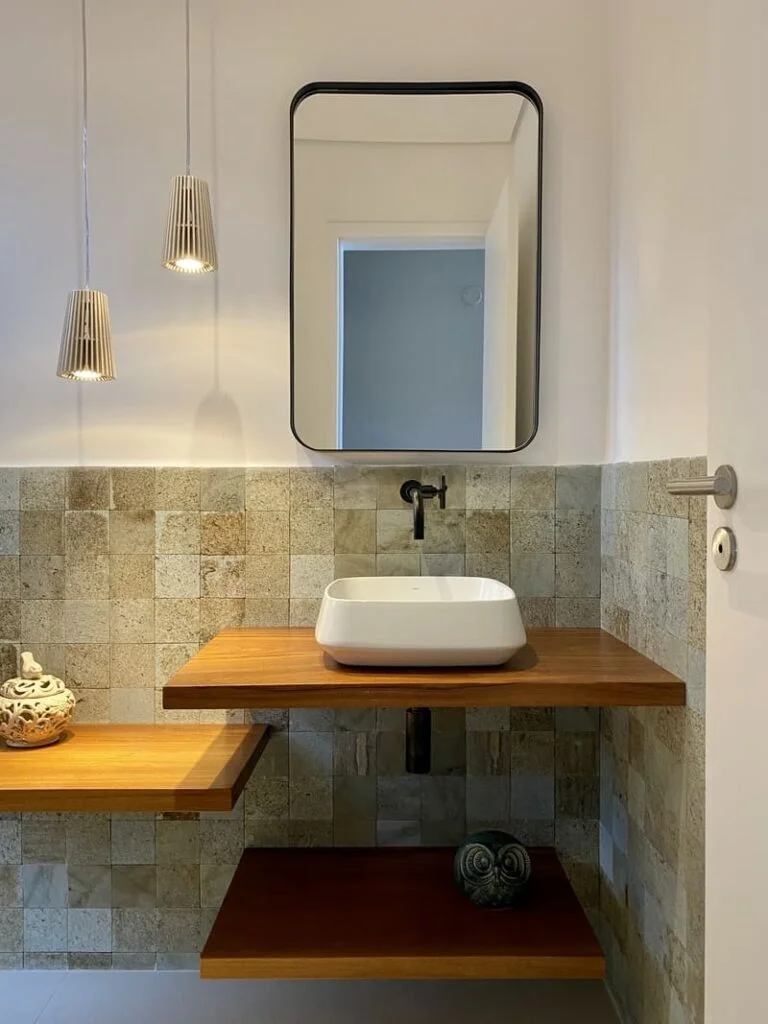 Banheiro Simples e Aconchegante com Iluminação Indireta - detalhe