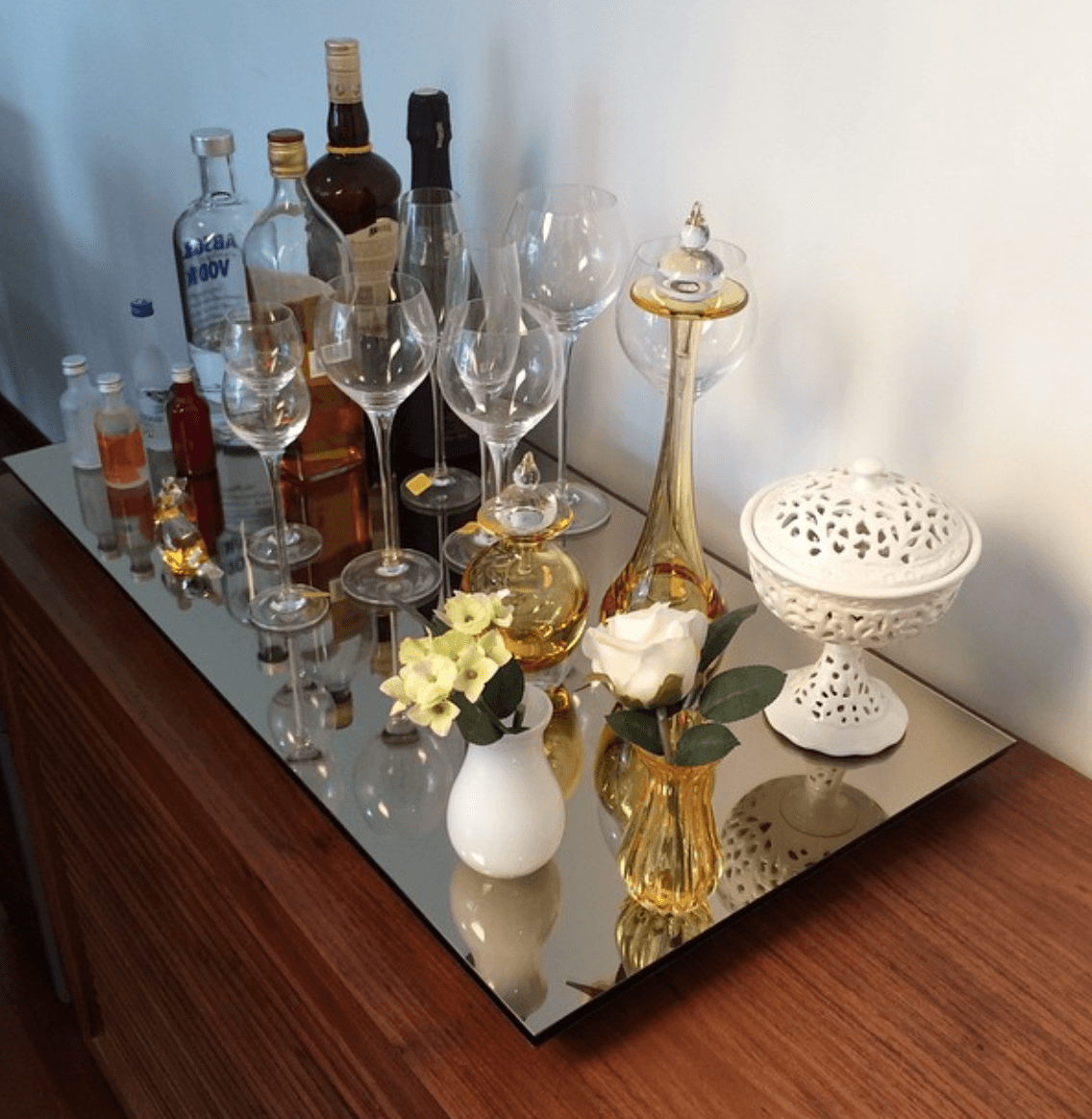 Glamour e Brilho: Bar com Cristais, Velas e Acessórios Dourados - ideia