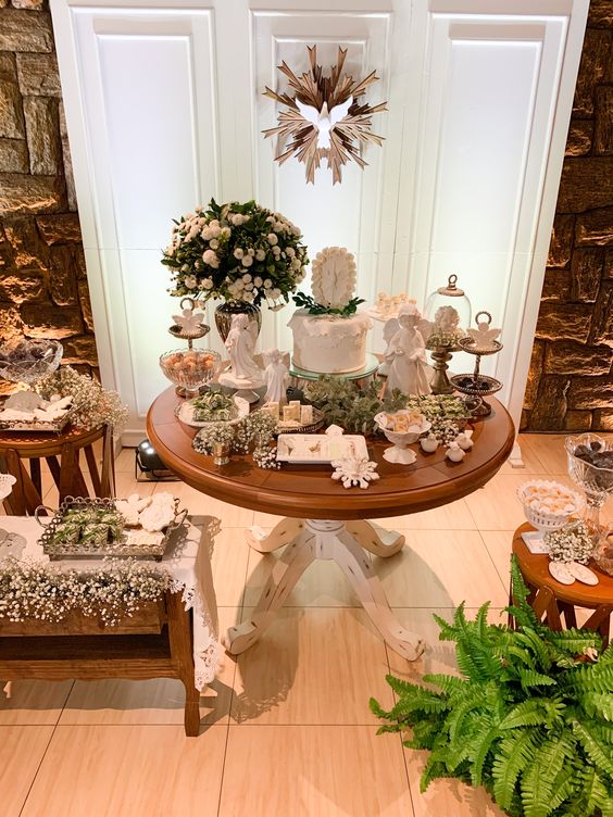 Decoração de Batizado Rústica: Elementos Naturais e Detalhes em Madeira - inspiração