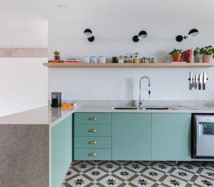 Prateleiras Charmosas: Exponha Seus Utensílios com Estilo e Economia - detalhe