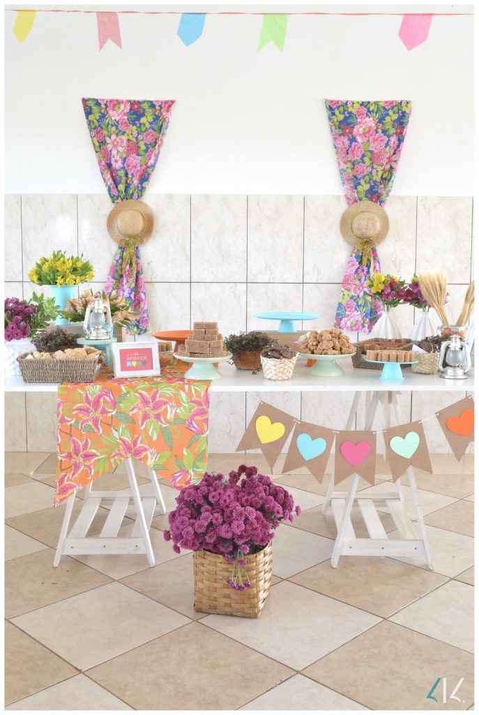 Decoração Junina Vibrante com Chita e Flores de Fuxico - ideia