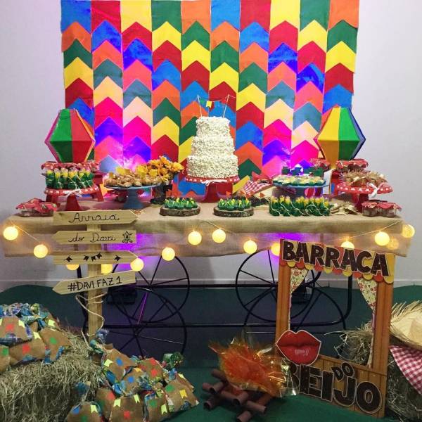 Decoração Junina com Bandeirinhas de Chita: Explosão de Cores! - ideia