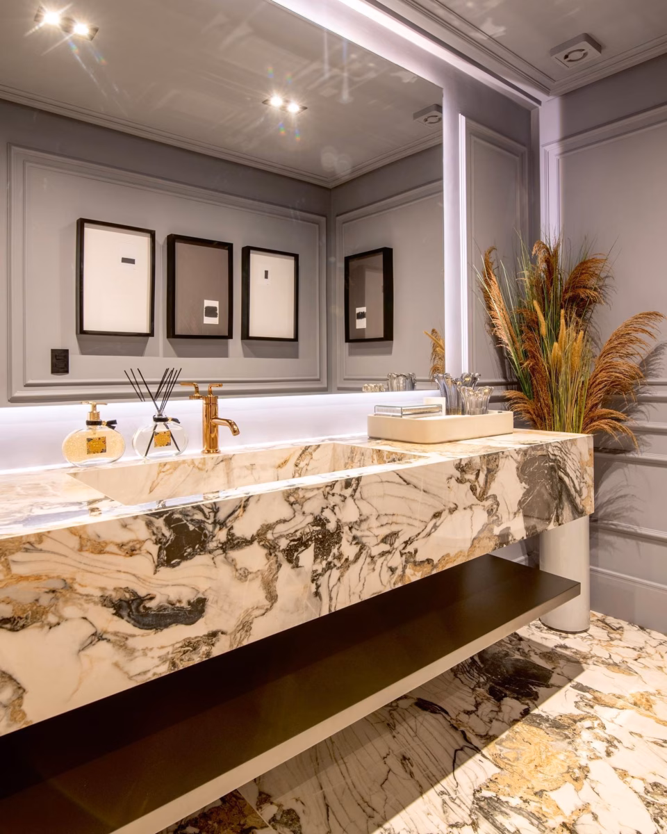 Clássico Repaginado: Mármore, Boiseries e um Toque de Contemporaneidade - inspiração