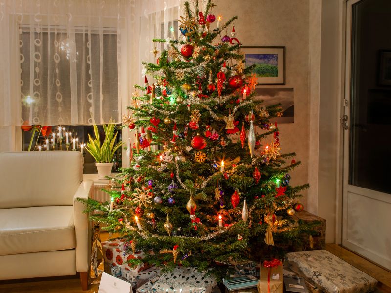 Árvore de Natal com Decoração Rústica e Elementos Naturais - ideia
