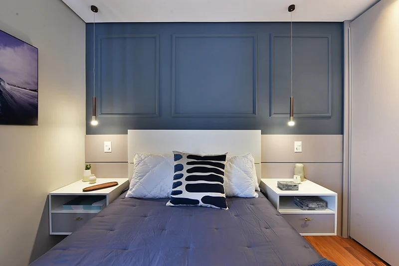 Elegância Aconchegante com Boiserie e Iluminação Indireta - ideia