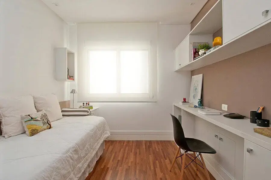 Quarto Minimalista com Cama no Chão e Cobre Leito Artesanal - ideia