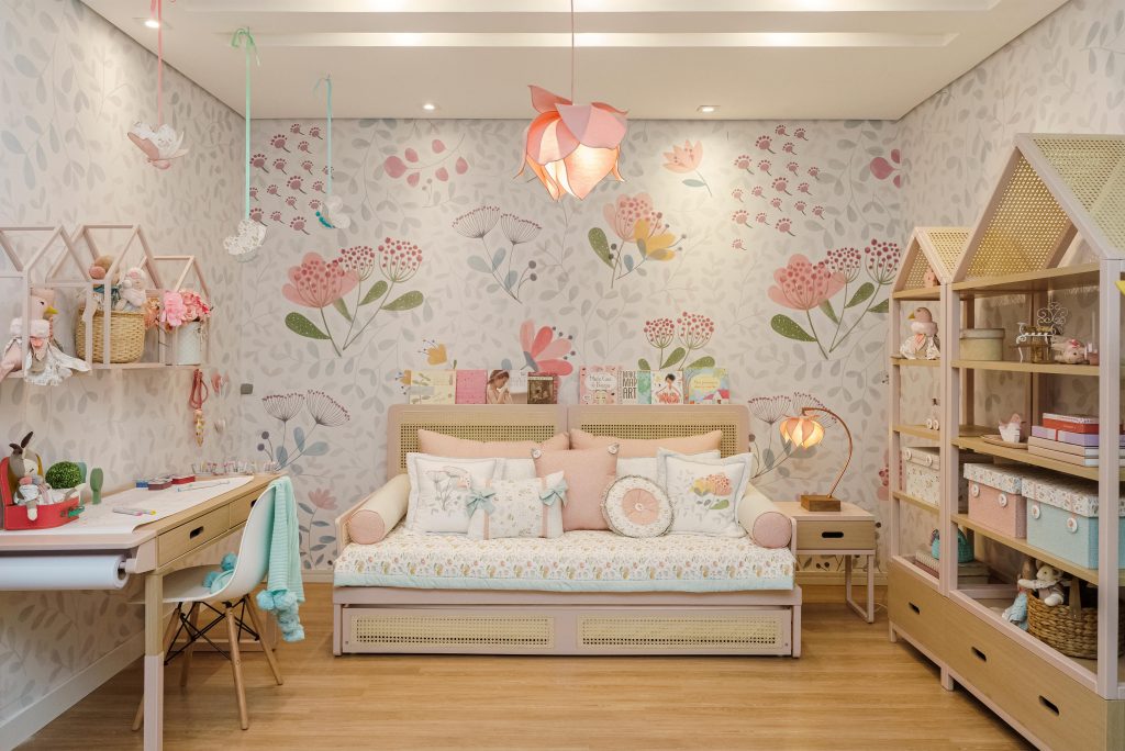 Delicadeza e Charme: Quarto Infantil Decorado com Flores - inspiração