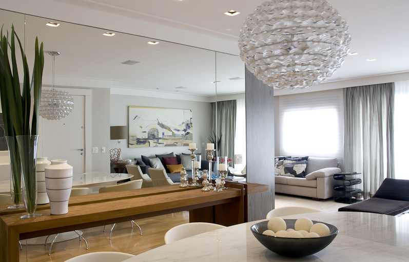 Equilíbrio Perfeito: Sala Clean com Espelhos Ampliando o Espaço - ideia