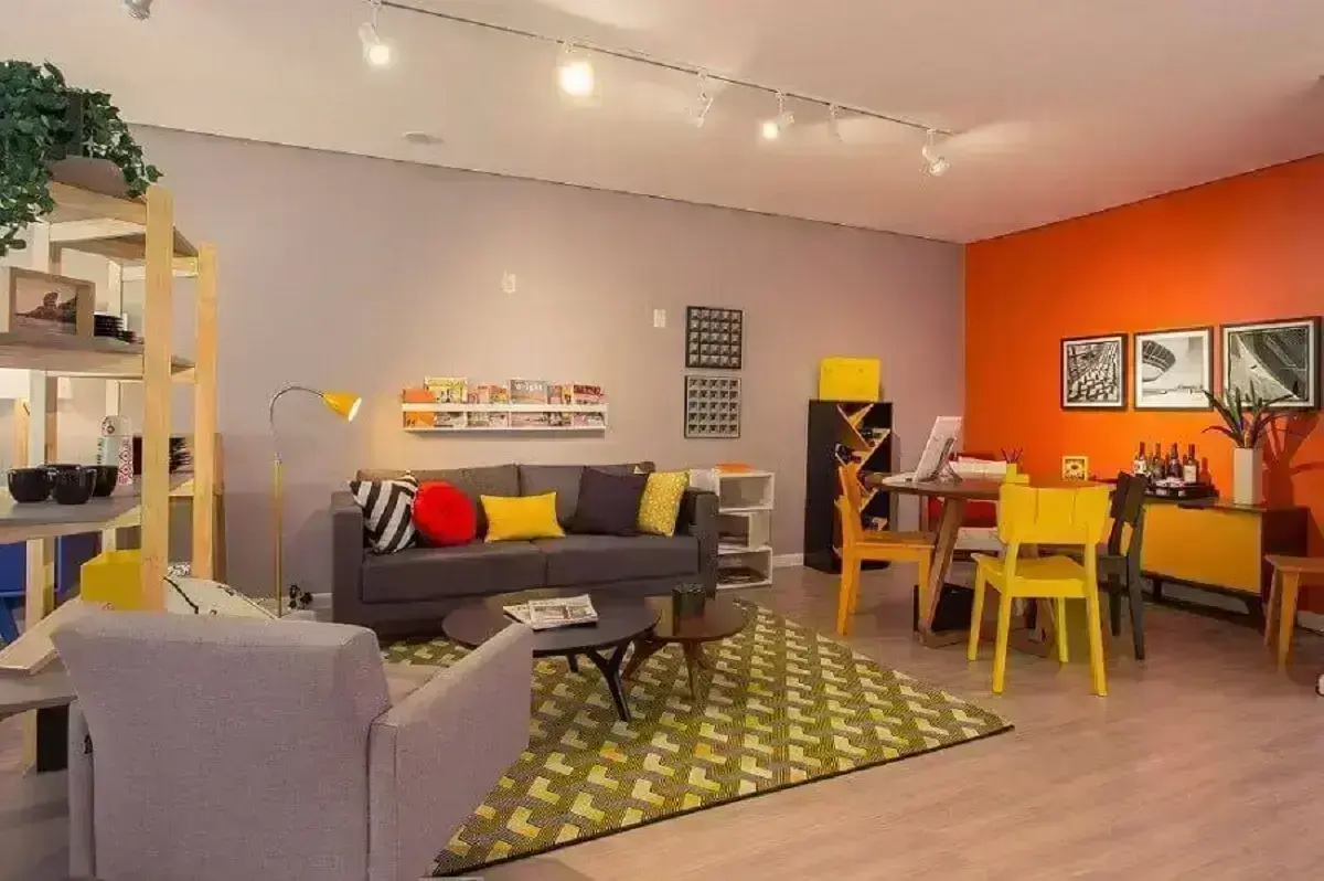 Explosão de Cores: Sala de Jantar Alegre e Vibrante com Tons Quentes e Estampas - inspiração