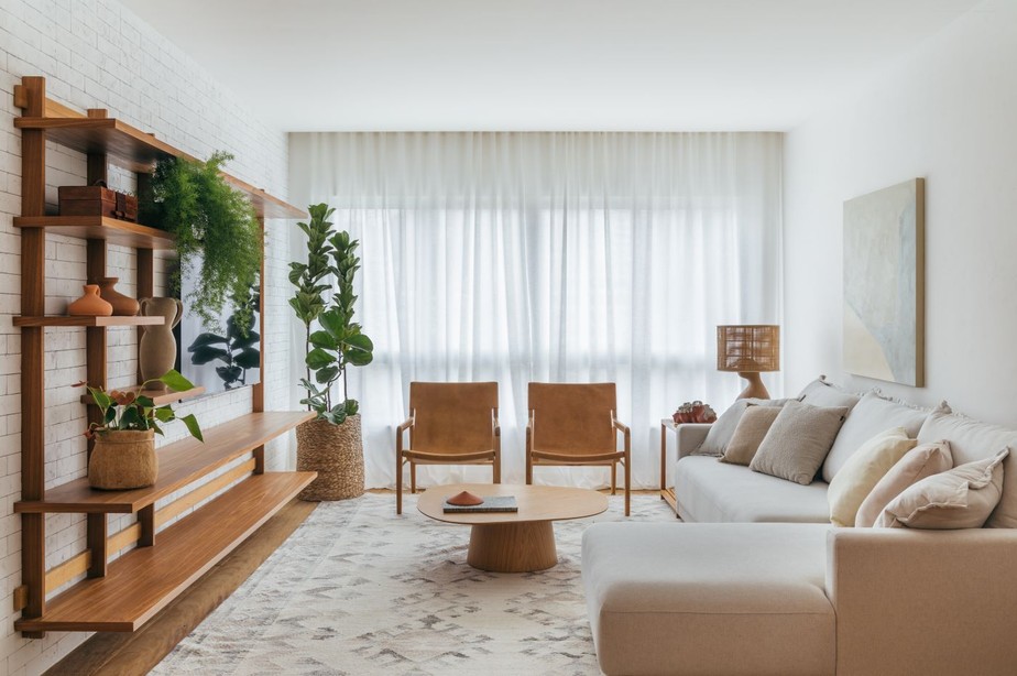 Sala de Estar Minimalista com Toque de Madeira e Plantas - ideia