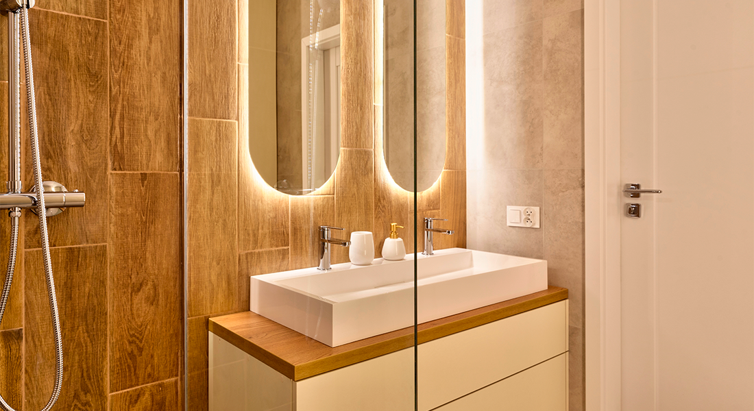 Banheiro Moderno com Iluminação Estratégica em LED (Adeus, Pontos Cegos e Contas Altas!) - inspiração