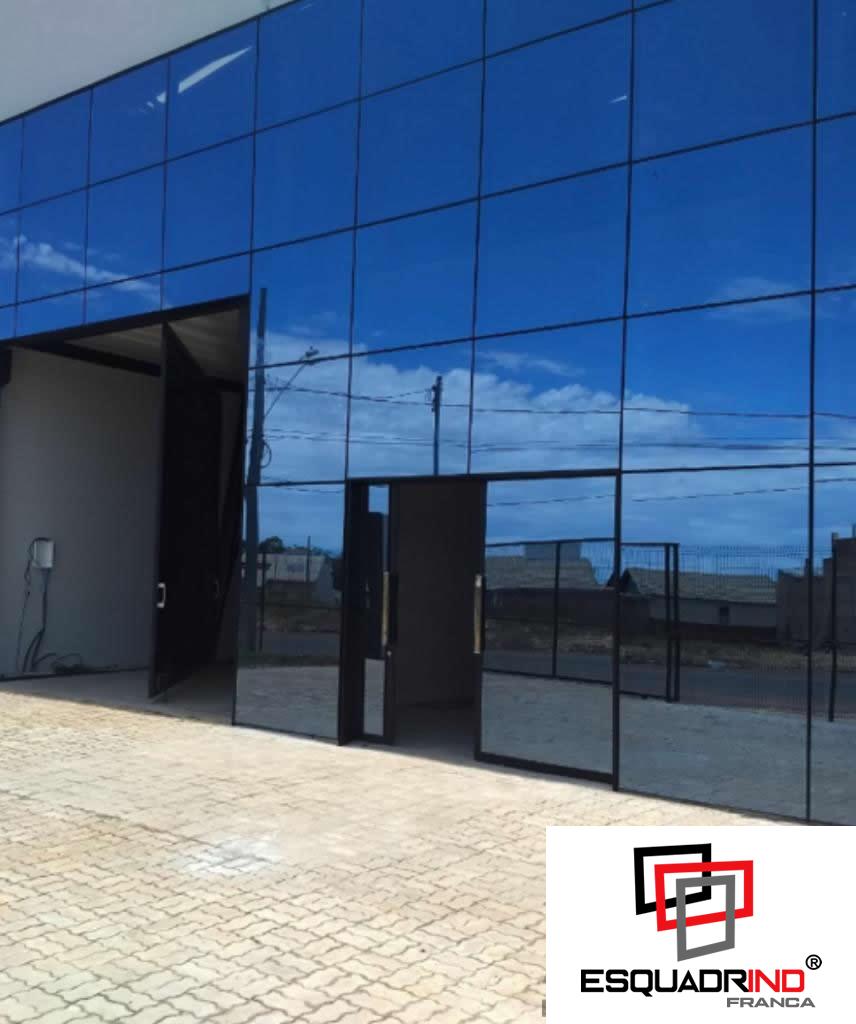 Fachada de Vidro com Esquadrias de Alumínio Aparente: Design Industrial Chic - ideia