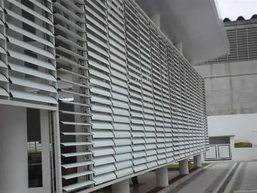 Fachada de Vidro com Brises-Soleil: Controle Solar Inteligente - inspiração