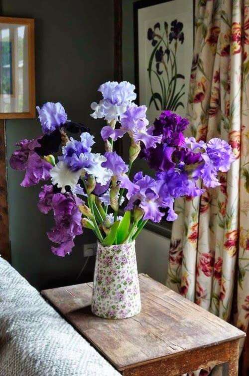 Composição Romântica: Flores Roxas e Mobiliário de Madeira! - inspiração