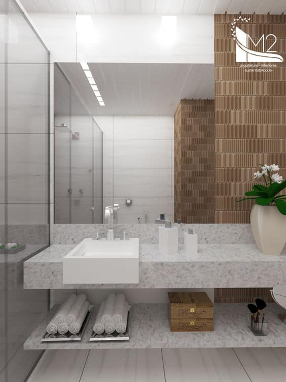 Banheiro Elegante com Granito Branco Siena e Detalhes em Madeira - inspiração